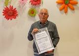 Kappelns Seniorenbeiratsvorsitzender Horst Albrecht wirbt fĂĽr das Niederdeutsche Theaterwochenende in Kappeln.