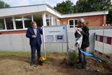 Tierschutz-PrĂ¤sident Thomas SchrĂ¶der (l.)und der Ehrenvorsitzende Wolfgang Apel enthĂĽllen das Hinweisschild auf die Reptilien-Station.