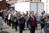 Mit Musik werden die Promi-Wetter von der Kirche zum Schiff gebracht und dann anschlieГџend zur Siegerehrung in die Koslowski-Halle.