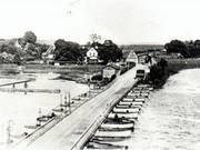 Die PontonbrĂĽcke um 1910 zur Ellenberger Seite gesehen.